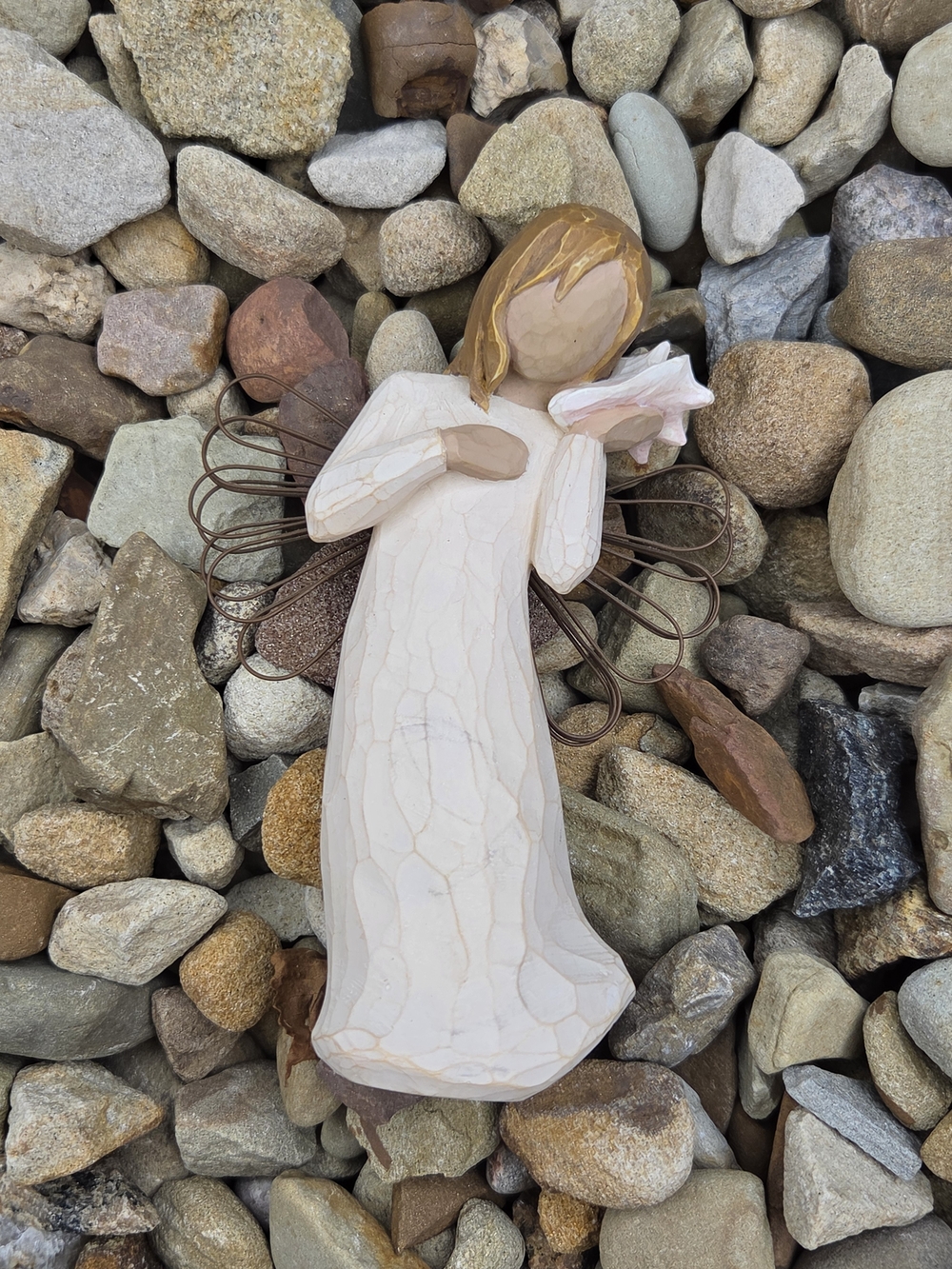 2004 Willow Tree Thinking Of You Angel Figurine With Seashell